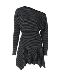 T-shirt longa à moda europeia e americana de estilo urbano com bloqueio de cor, ajustada às riscas e ombros descobertos, conjunto versátil de saia curta assimétrica para mulheres