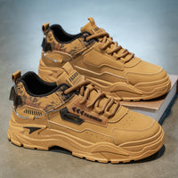 Sapatos masculinos na moda, novos ténis brancos de sola grossa para o outono de 2025 que aumentam a altura, sapatos desportivos desportivos casuais coreanos na moda