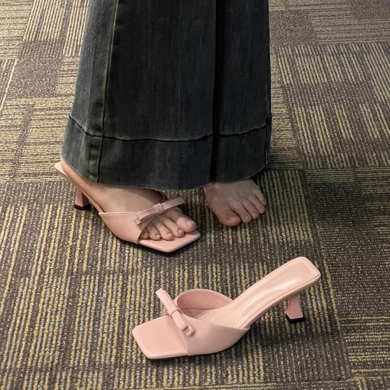 Sandálias francesas pequenas de bico quadrado, saltos altos de agulha, laço slip-on de verão 2025 para mulher, meias-chinelas