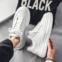 Sapatos brancos de pele grossa com sola espessa e na moda da primavera, ténis desportivos casuais para jovens e respiráveis