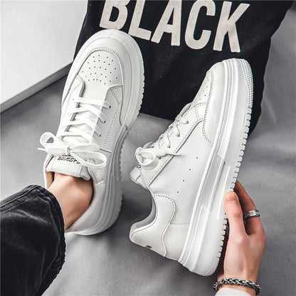 Sapatos brancos de pele grossa com sola espessa e na moda da primavera, ténis desportivos casuais para jovens e respiráveis