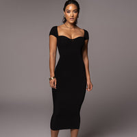 Vestido feminino quente de verão 2026, estilo europeu e americano, de verão 2026, para corte longo e ajustado com costelas e ombros descobertos para exportação grossista