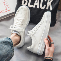 Ténis brancos masculinos, novos sapatos respiráveis de primavera, sapatos casuais versáteis masculinos masculinos, sapatos desportivos brancos puros para estudantes, estilo masculino