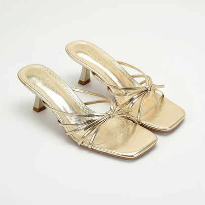 Sandálias de salto alto em ouro francês de verão 2025 para mulher, roupa exterior elegante, alça fina, sandálias de salto médio e bico descoberto