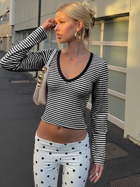 Estilo europeu e americano INS, estilo transfronteiriço e vendas de novas modas, rapariga às riscas de manga longa picante, camisetas curtas versáteis, slim tops versáteis, dropshipping