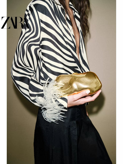Bolsa feminina ZARA, lançamento da coleção verão 2026, com acabamento metálico, modelo transversal/clutch, código 6007810 202.