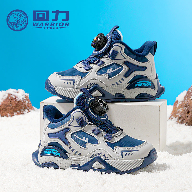 Os novos sapatos desportivos de lã forrados em couro com blocos de cor da Warrior, sapatos casuais confortáveis para o exterior de alta estética, sapatos infantis de algodão da moda e versáteis