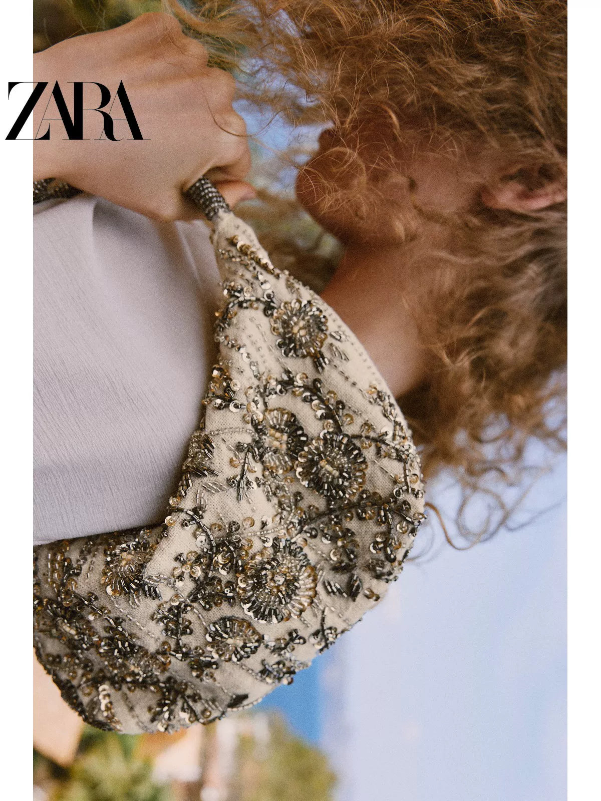 Bolsa feminina ZARA, lançamento da coleção verão 2026, com corpo adornado com miçangas e fecho de zíper, código 6413710 202.
