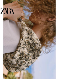 Bolsa feminina ZARA, lançamento da coleção verão 2026, com corpo adornado com miçangas e fecho de zíper, código 6413710 202.