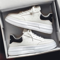 Sapatos brancos de pele grossa com sola espessa e na moda da primavera, ténis desportivos casuais para jovens e respiráveis