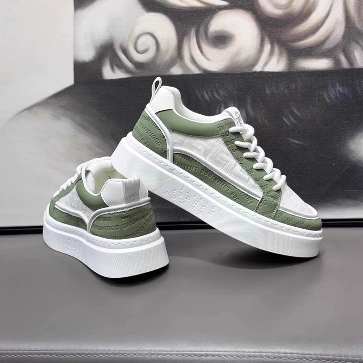 Os sapatos masculinos são respiráveis no verão, modernos, versáteis e casuais com placa branca, sapatos desportivos antiderrapantes juvenis com sola grossa e sapatos brancos realçadas