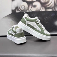 Os sapatos masculinos são respiráveis no verão, modernos, versáteis e casuais com placa branca, sapatos desportivos antiderrapantes juvenis com sola grossa e sapatos brancos realçadas