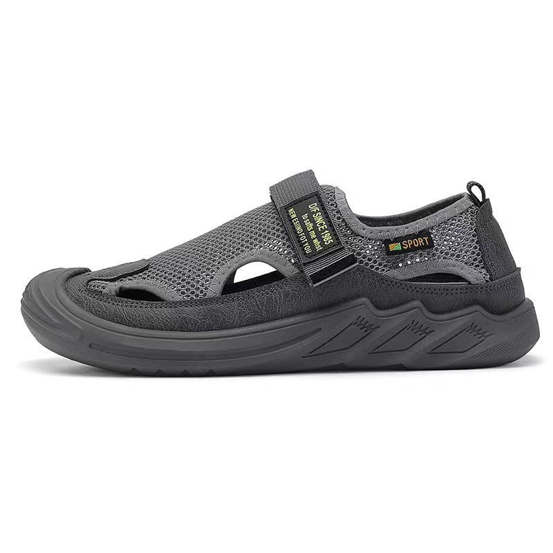 Sandálias fechadas de homem com a biqueira, sapatos ocos e respiráveis de verão com sola, sandálias casuais de pai com sola macia para condução
