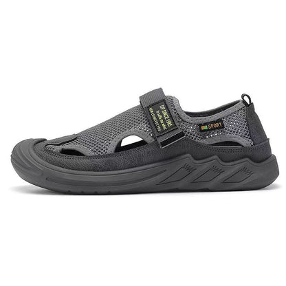 Sandálias fechadas de homem com a biqueira, sapatos ocos e respiráveis de verão com sola, sandálias casuais de pai com sola macia para condução