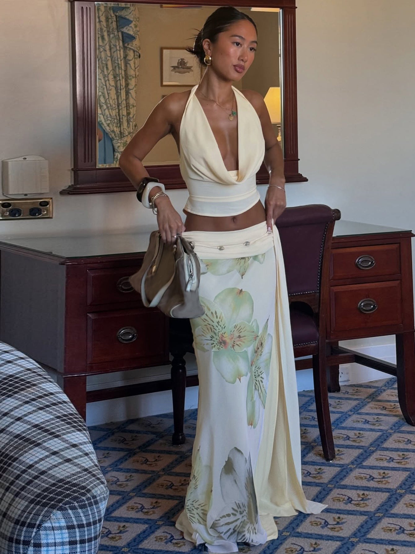 Conjunto de vestido comprido na moda feminino europeu e americano com gola cruzada, sutiã sem costas, corte justo, vestido comprido com estampado em rede e fenda