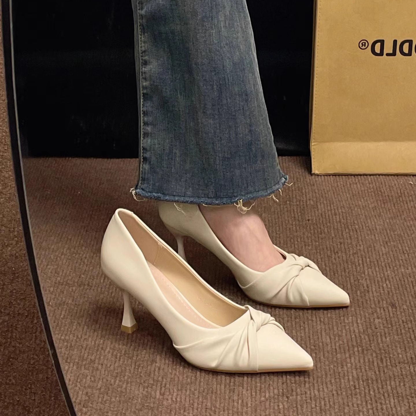 Elegantes saltos altos baixos estilo Chanel, nova tendência de 2025, sapatilhas rasas coreanas de estilo petite resistente ao uso para mulheres