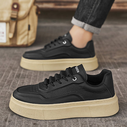 Sapatos masculinos de primavera, novos sapatos brancos de couro respiráveis, ténis de sola grossa e versáteis da moda, ténis casuais, sapatos modernos