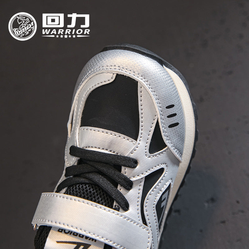 Ténis desportivos novos para rapazes e raparigas em outono em pele, sapatos de treino Warrior bege moral, sapatos casuais versáteis e baixos, sapatos de estudante