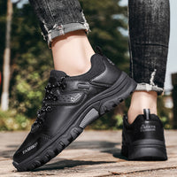 Sapatos masculinos de verão 2025 nova proteção para o trabalho de trabalho sapatilhas de caminhada, impermeáveis, antiderrapantes, resistentes ao uso, sapatos casuais para trabalho ao ar livre para homens