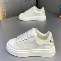 Novos sapatos respiráveis com sola espessa e para aumento de altura, sapatos desportivos casuais e versáteis na moda, sapatos brancos masculinos