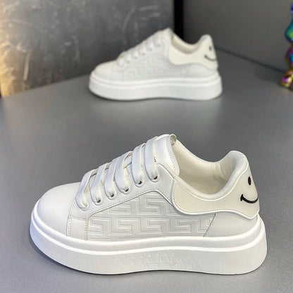 Novos sapatos respiráveis com sola espessa e para aumento de altura, sapatos desportivos casuais e versáteis na moda, sapatos brancos masculinos