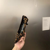 Primavera/Outono 2026 Novos Saltos Altos Baixos com Biqueira Pontiaguda, Moda Estampado de Leopardo Saltos Gatos Versáteis Elegantes Elegantes para o Transporte Público