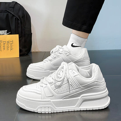 Sapatos masculinos 2024 novo verão na moda, versáteis desportivos casuais casuais brancos, ténis brancos de sola grossa que aumentam a altura